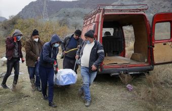 Αζερμπαϊτζάν-Αρμενία: Αντάλλαξαν σορούς 200 φονευθέντων στις μάχες στο Ναγκόρνο Καραμπάχ