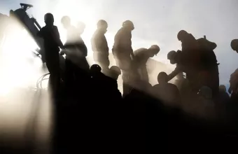 Ανά διαστήματα, οι διασώστες ζητούν από όλον τον κόσμο να κάνει ησυχία, προσπαθώντας να ακούσουν τυχόν εκκλήσεις για βοήθεια ή άλλους ήχους κάτω από το μπετόν.