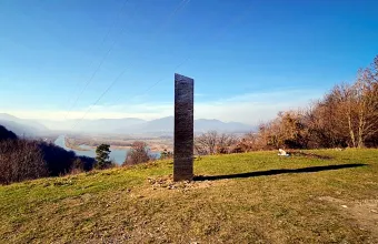 Μετά τη Γιούτα... ο μεταλλικός μονόλιθος "πήγε" Ρουμανία