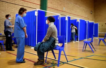 Κορωνοϊός - Βρετανία: Ξεπέρασαν τα 23 εκατ. οι πρώτες δόσεις των εμβολίων