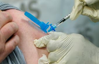 Βρετανία: Άρχισε η χορήγηση του εμβολίου της Οξφόρδης και AstraZeneca