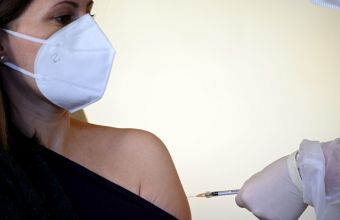 Ιταλία-Απίστευτο: 23χρονη Ιταλίδα έλαβε κατά λάθος έξι δόσεις του εμβολίου Pfizer-BioNTech	