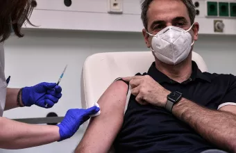 Νοσηλεύτρια σε συνομωσιολόγους για τα περί φυσιολογικού ορού: Λογικό να έχετε μαύρα μεσάνυχτα  