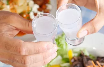 Ποτήρια ούζου σε τραπέζι