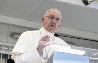 Πάπας Φραγκίσκος: «Έσπασε» το πρωτόκολλο -Πήγε σε δισκοπωλείο στο κέντρο της Ρώμης	