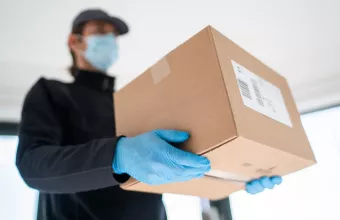 Lockdown: Mπλακ άουτ στα κούριερ- Αυξημένοι 50% οι όγκοι αποστολών σε σχέση με τον Μάρτιο