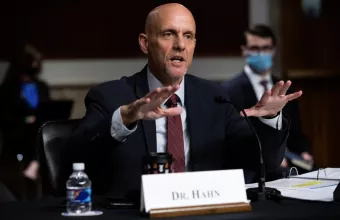 Επικεφαλής FDA: Ανακριβές ότι απειλήθηκα με απόλυση για το εμβόλιο