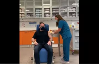 Πέτσας για εμβόλιο: Δεν είναι μόνο πράξη αυτοπροστασίας. Είναι και πράξη αλληλεγγύης και ανθρωπιάς