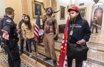 Γιατί το Smithsonian συγκεντρώνει σημαίες από την εισβολή στο Καπιτώλιο