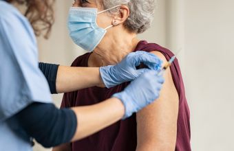 Κορωνοϊός: Ανοίγει τη Δευτέρα η πλατφόρμα εμβολιασμού για πολίτες άνω των 85 ετών 