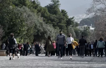 Κοσμοπλημμύρα εν μέσω lockdown -Σέρφινγκ, μπάνιο σε Γλυφάδα, Φλοίσβο, Καβούρι-Βόλτες και σε Ακρόπολη
