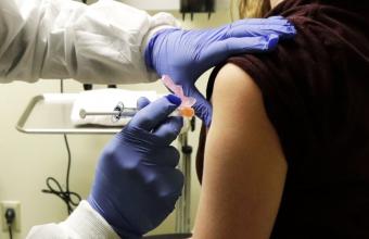 Εμβολιασμοί-Κορωνοϊός: Ανοίγει σήμερα η πλατφόρμα των ραντεβού για τους 75 -79 ετών
