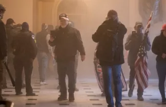 Εισβολή στο Καπιτώλιο: Συνελήφθη ο άνδρας που έκλεψε το αναλόγιο της Πελόζι 