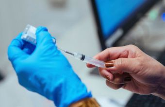 CDC: Οι εμβολιασμένοι και με τις δύο δόσεις δεν θα μπαίνουν σε καραντίνα μετά από επαφή με κρούσμα