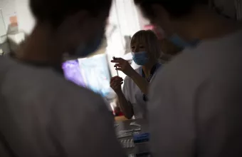 Εμβόλια: «Μουρμούρες» για την πολιτική της Κομισιόν – Ερωτήματα για τη στάση του Βερολίνου