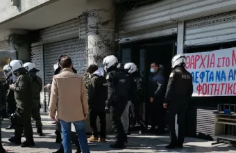 Παρέμβαση της ΕΛ.ΑΣ στην κατάληψη στη Διοίκηση του ΑΠΘ (vids)