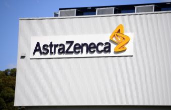AstraZeneca: Διαθέσιμο το φθινόπωρο το εμβόλιο κατά των μεταλλάξεων