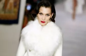 H στήριξη της Bella Hadid στην Ελλάδα που φλέγεται 