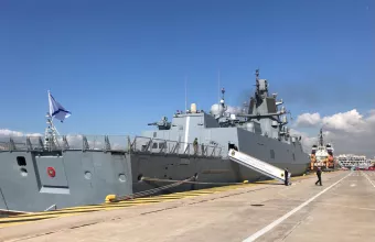 Πλάνα με τη ρωσική φρεγάτα «Ναύαρxος Κασατόνοβ» στον Πειραιά (video)