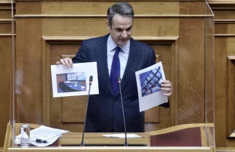 Με νεολαία Λαμπράκη, Ελύτη και φωτογραφίες του Κέιμπριτζ η αντιπαράθεση Μητσοτάκη - Τσίπρα