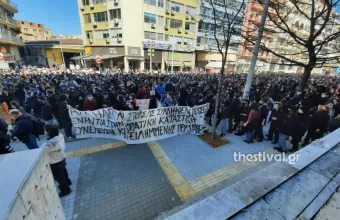 Θεσσαλονίκη-ΑΠΘ: Έξω από το Δικαστικό Μέγαρο οι φοιτητές -Στο Αυτόφωρο οι 31 συλληφθέντες (pic+vid)
