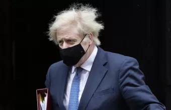 Επιμένει ο Τζόνσον πως η Βρετανία είναι εντός τροχιάς για πλήρη άρση μέτρων στις 21 Ιουνίου