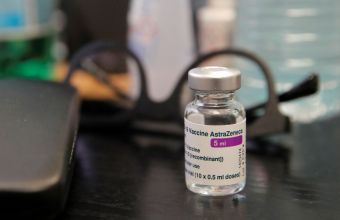 To Παρίσι δεν βλέπει λόγο να αναστείλει τη χρήση του εμβολίου της AstraZeneca