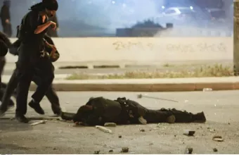 Επεισόδια στη Νέα Σμύρνη: Τα νεότερα για την υγεία του σοβαρά τραυματία αστυνομικού