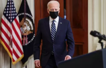 Ο Μπάιντεν θα επανεξετάσει τη «μαύρη λίστα» του Τραμπ για τις επενδύσεις σε κινεζικές εταιρίες