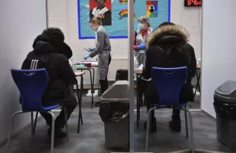 Βρετανία: Διαβούλευση για ανάκληση της υποχρεωτικότητας εμβολιασμού στο NHS αρχίζει η κυβέρνηση