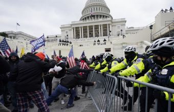 Oι διαδηλωτές έκαναν έφοδο στην έδρα του αμερικανικού Κογκρέσου