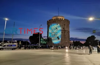 Επέτειος 1821: Εντυπωσιακή φωταγώγηση του Λευκού Πύργου στα χρώματα της Ελλάδας