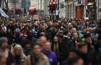 Βρετανία: Ταραχές στο Λονδίνο και 33 συλλήψεις σε διαδήλωση κατά των μέτρων για την πανδημία