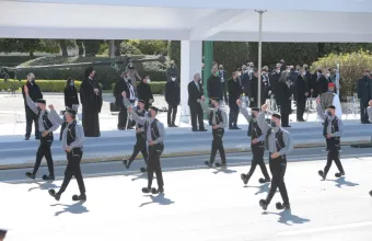 Η Ημέρα που η υφήλιος «ντύθηκε» στα γαλανόλευκα