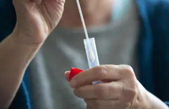 Μπορεί να μεταδοθεί ο κορωνοϊός με το σάλιο; -Τι δείχνει νέα έρευνα