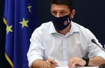 Χαρδαλιάς: Παραμένουν τα SMS, με 6 στην εστίαση, απελευθερώνονται οι διαδημοτικές