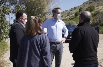 Παγκόσμια Ημέρα Αδέσποτων Ζώων: Επίσκεψη Μητσοτάκη στο καταφύγιο αδέσποτων στην Ηλιούπολη (pics+vid)