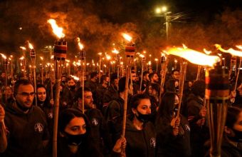 Αρμενία: Σχεδόν 10.000 άνθρωποι σε πορεία για να αποτίσουν φόρο τιμής στα θύματα γενοκτονίας