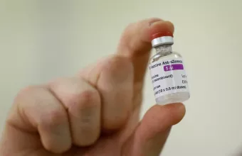 Μισές οι πιθανότητες μετάδοσης κορωνοϊού μετά από 1 δόση εμβολίων Pfizer και AstraZeneca