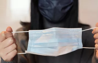 Η διπλή μάσκα αυξάνει έως το 80% την προστασία από τα σωματίδια του κορωνοϊού