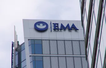 ΕΜΑ: Ασφαλές το εμβόλιο της AstraZeneca, πολύ σπάνια τα περιστατικά θρομβώσεων