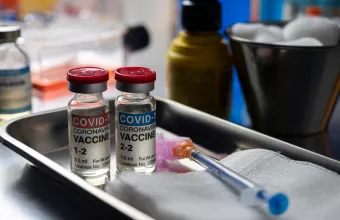 Κορωνοϊός - WSJ: Προς ενισχυτικές δόσεις των εμβολίων στους 6 μήνες, αντί των 8, στις ΗΠΑ 