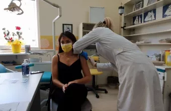 Εμβολιασμοί 30-39: Το παράδειγμα έδωσαν υπουργοί -Εμβολιάστηκε η Μιχαηλίδου
