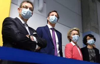 Έκλεισε η κολοσσιαία συμφωνία ΕΕ - Pfizer για έως 1,8 δισ. δόσεις του εμβολίου