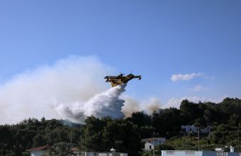 Κορινθία - Δυτική Αττική: Βελτιώνεται η εικόνα της φωτιάς, αλλά αναμένονται αναζωπυρώσεις