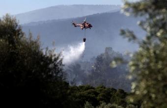 Πυρκαγιά σε Κορινθία: Εικόνα ύφεσης λόγω εξασθένησης των ανέμων