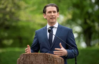 «Με την πλάτη στον τοίχο»: Γιατί δεν υπάρχουν πια περιθώρια για τον Σεμπάστιαν Κουρτς