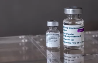 EMA: Την Παρασκευή η απόφαση για χορήγηση του εμβολίου Pfizer σε εφήβους 12-15 ετών