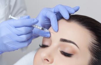Botox: Τι ισχύει για τη βλεφαρόπτωση και τις παρενέργειες που έγιναν viral