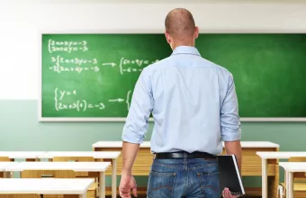 Σε αργία τέθηκε ο 48χρονος εκπαιδευτικός που έστελνε άσεμνα μηνύματα σε μαθήτριες